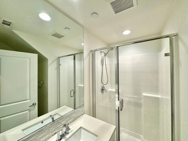 Foto del edificio - Spacious 4BD/3.5BA Townhome in Oceanside with Community Pool, 2-Car Garage & Covered Balcony