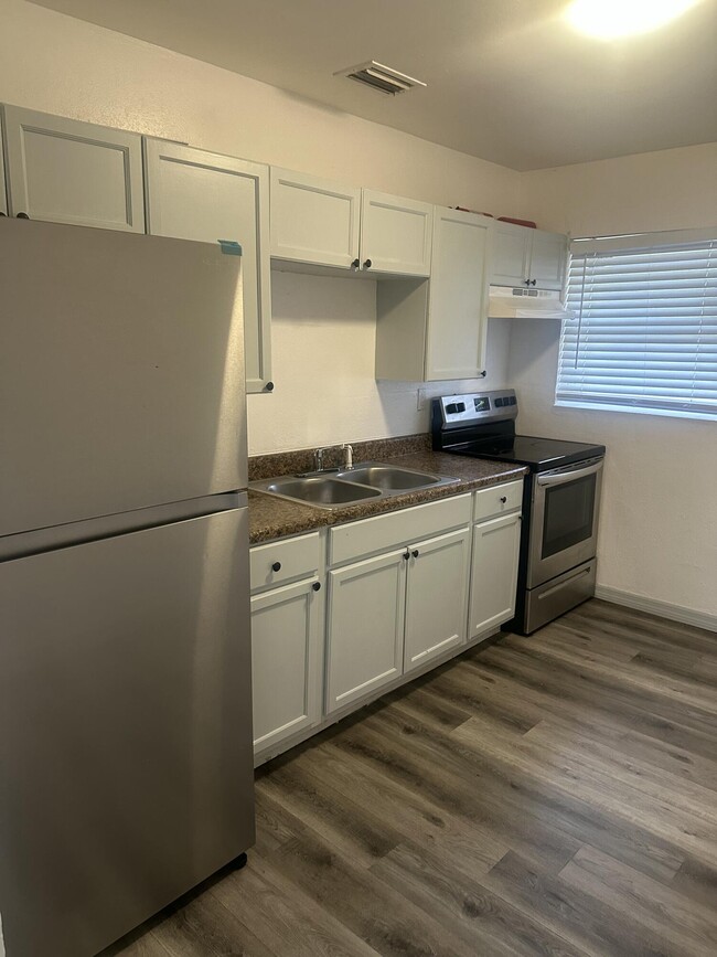 Building Photo - 555 W 6th St