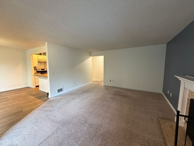 Building Photo - 2 Bedroom 2 Bathroom Plus Amenities!