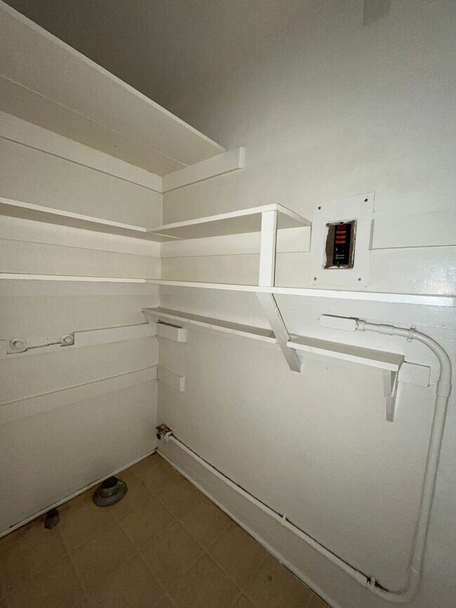 Building Photo - 3702