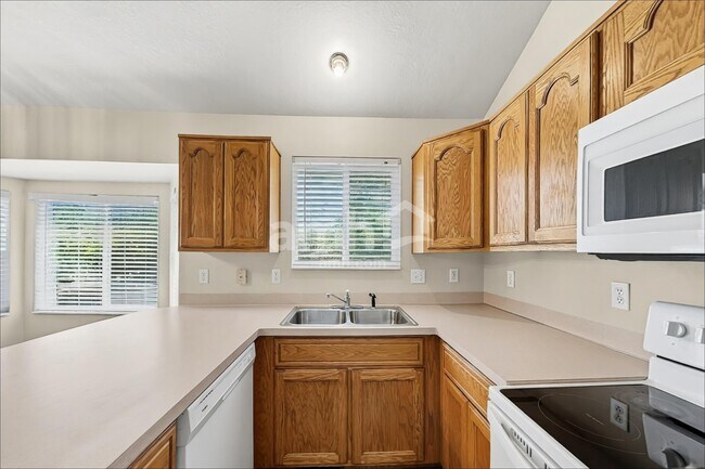 Foto del edificio - 1384 Fowler Ave
