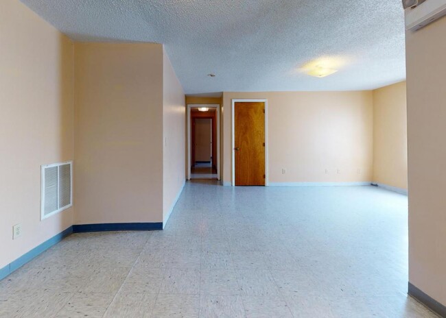 Building Photo - 1720 W. Main St #5