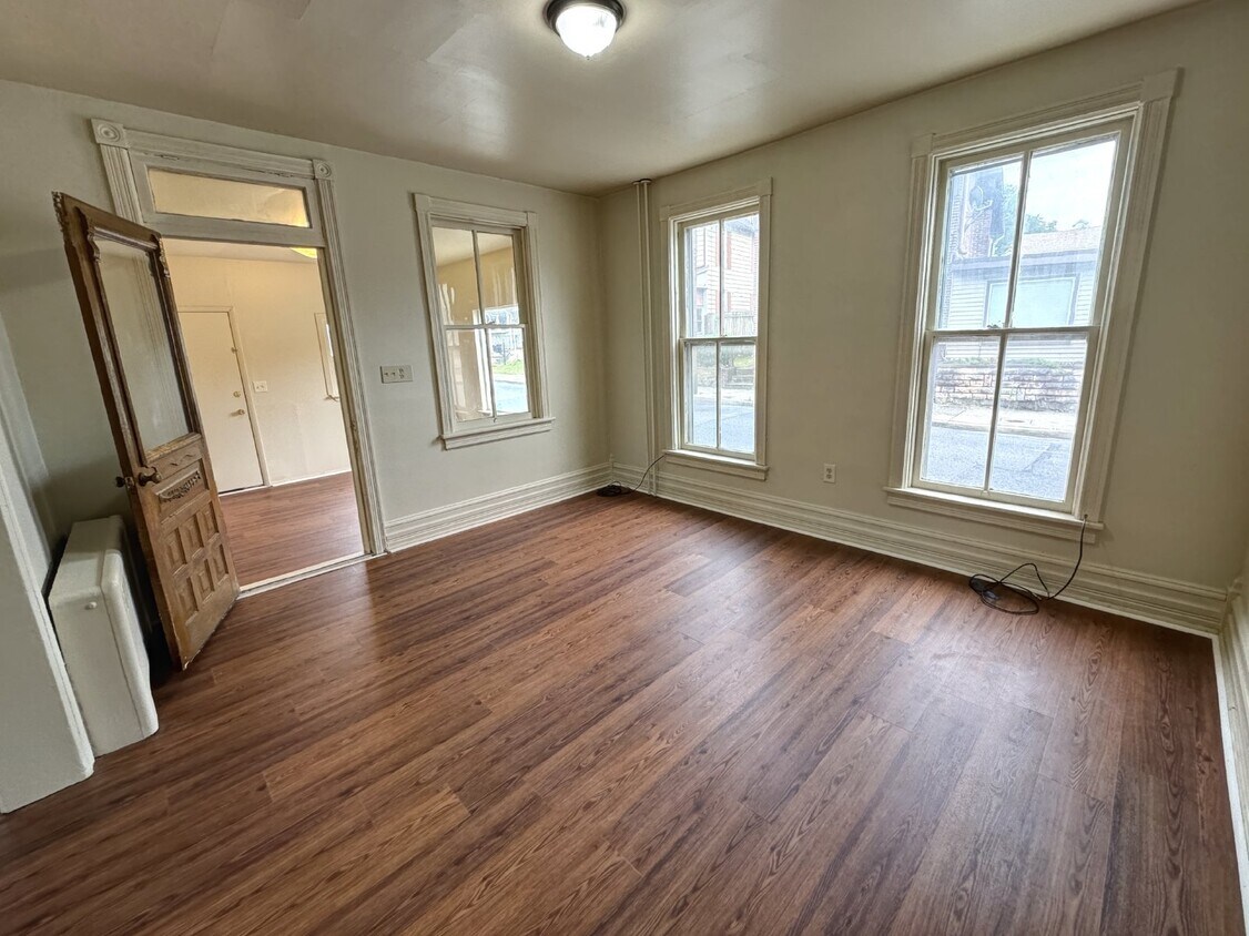 Primary Photo - AVAILABLE NOW! 3BR 1.5 BTH