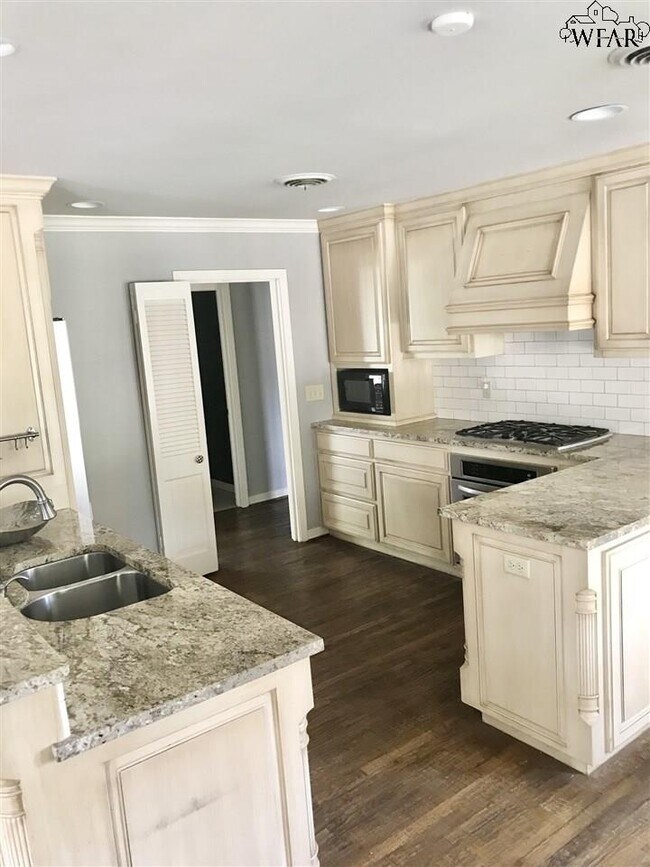 Foto del edificio - 2409 Farington Rd