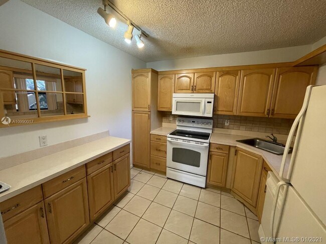 Building Photo - 3863 Cocoplum Cir
