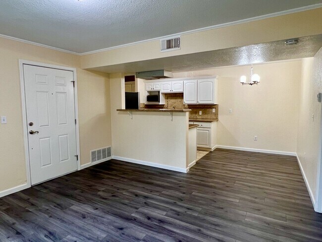 Building Photo - 1225 Lakeview Cir