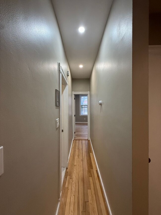 Foto del edificio - Large Beacon Hill 1bed / 1bath available now $4000/month