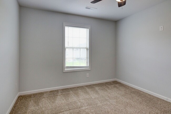 Building Photo - mega Huge wow. 4 bed 3 bath.