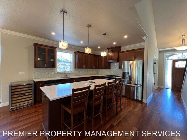 Building Photo - 3 br, 2.5 bath House - 926 Robin Hood Ave