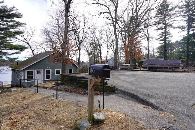 Building Photo - 360 Oakridge Ave