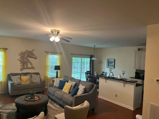 Building Photo - "Spacious 4-Bedroom Retreat with 2.5 Baths...
