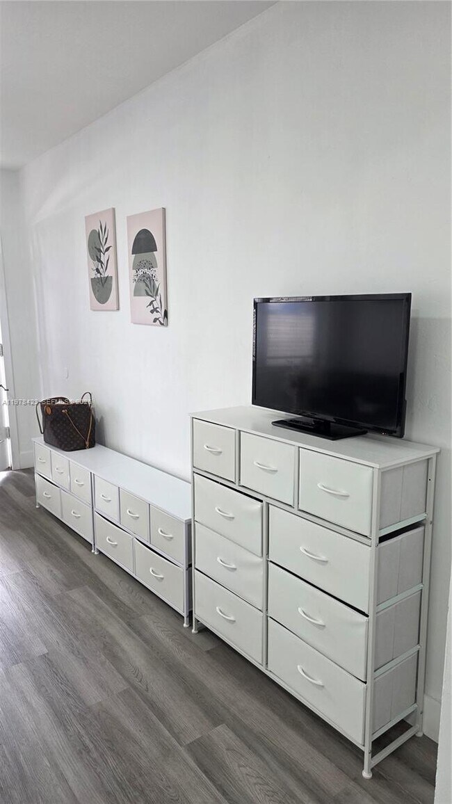 Foto del edificio - 761 Euclid Ave