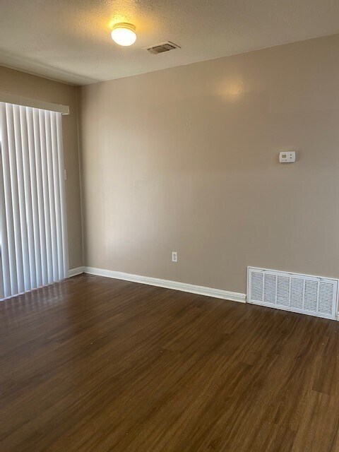 Building Photo - Cozy 3 bedroom Duplex