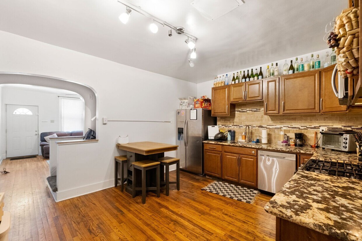 Primary Photo - Beautiful brick home in heart of south sid...