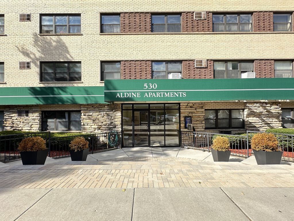 Primary Photo - 535 W Aldine Ave