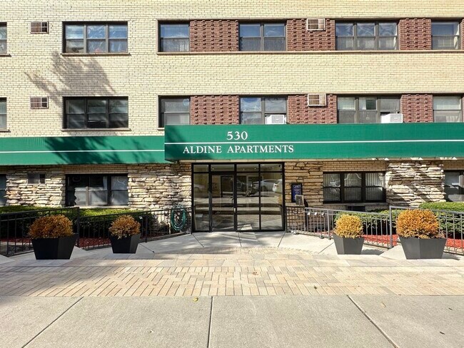 Building Photo - 443 W Aldine