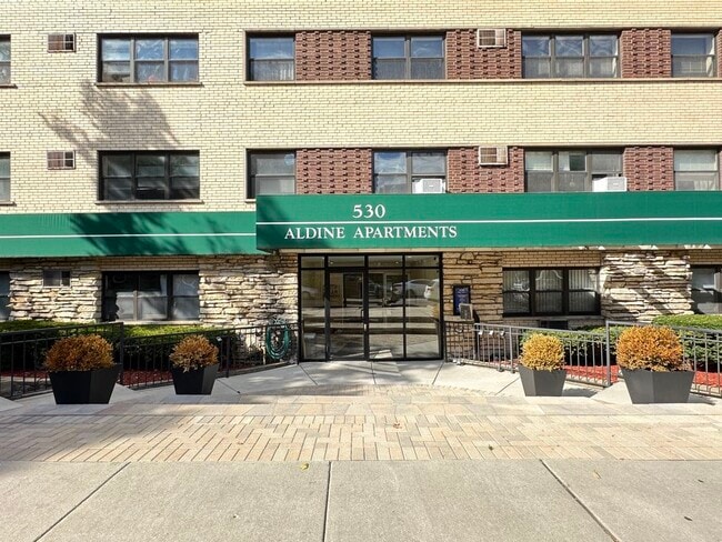 Building Photo - 443 W Aldine