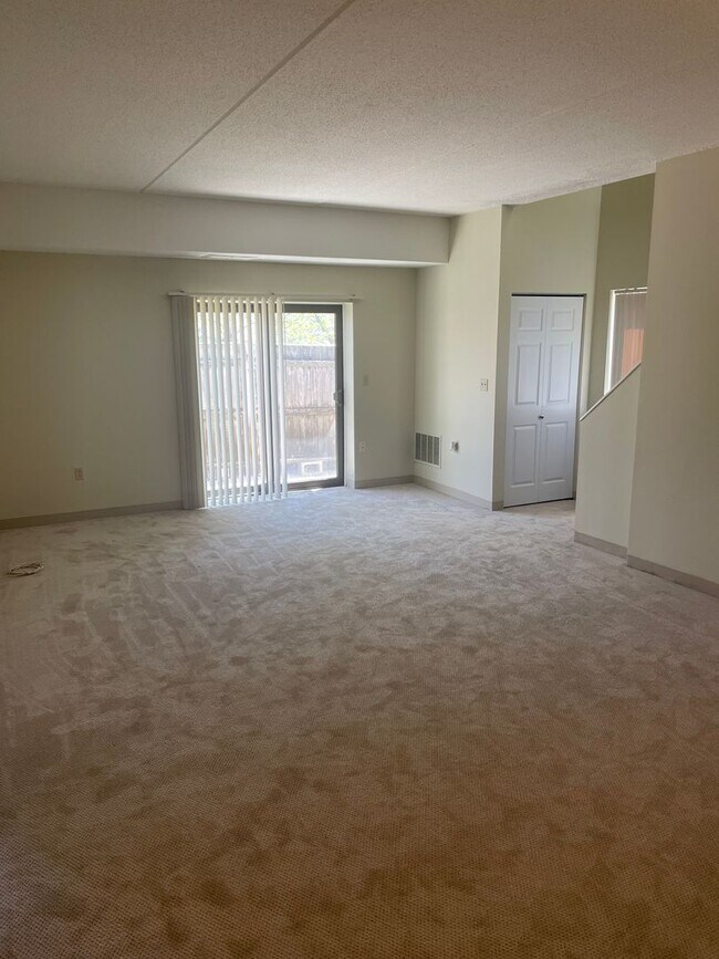 2Br/1.5Bth, ready to move in, Great Locaton, Parking included - 2Br/1.5Bth, ready to move in, Great Locaton, Parking included House