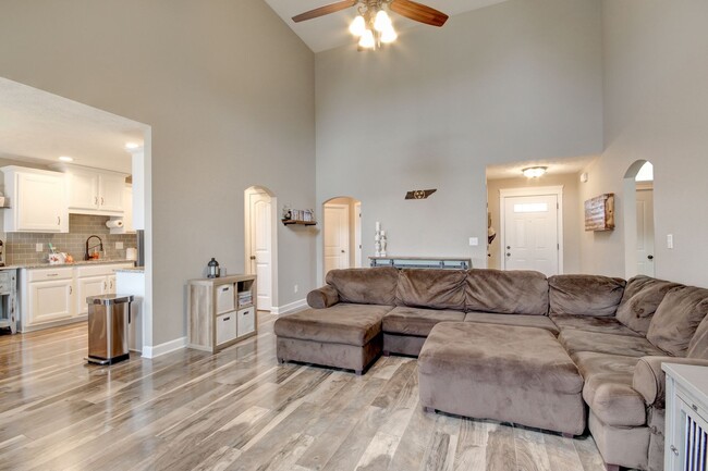 Building Photo - Pet Friendly Three Bedroom with Bonus!