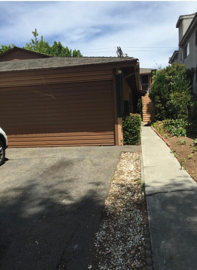 front of buliding - 4104 Whitsett Ave