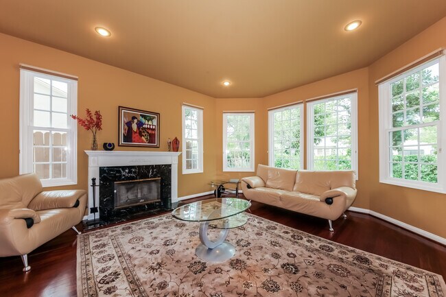 Building Photo - 4950 Dobkin Ave