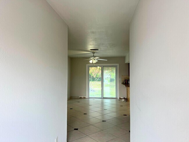 Foto del edificio - 311 SW Homeland Rd