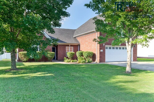 Foto del edificio - Amazing 3 bedroom home with large BONUS ROOM!