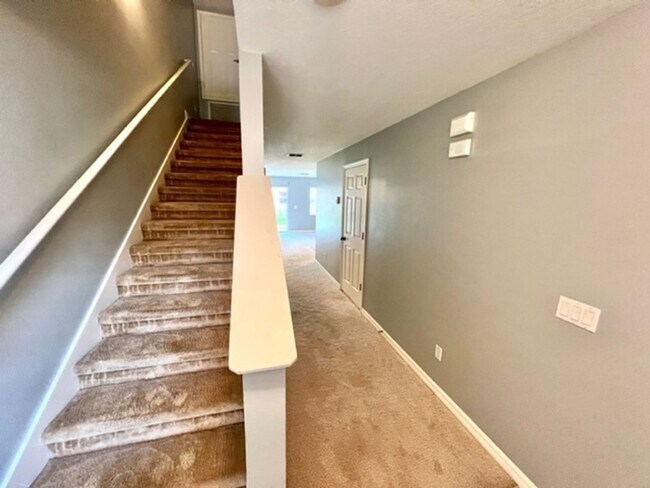 Foto del edificio - AVAILABLE NOW! Charming 2 Beds 2.5 Bath Townhome! 2 MASTER SUITES! Attached one car garage!! Extr...