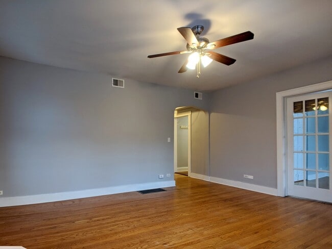 Building Photo - 5027 N Harding Ave