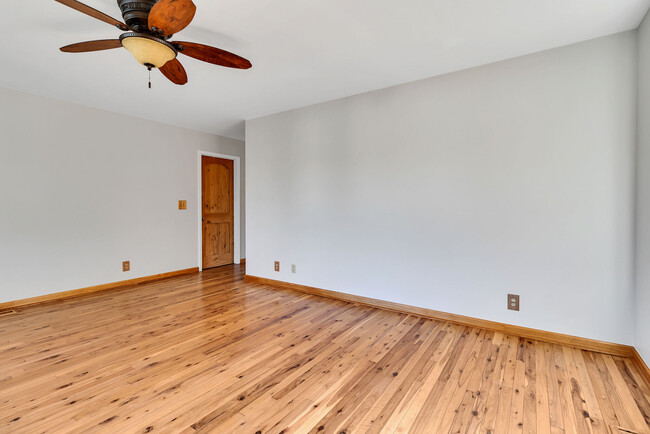 Building Photo - 2828 Airwood Dr