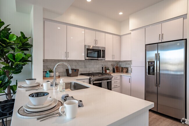 1 BR, 1 BA - 649SF - Millennium Santa Monica