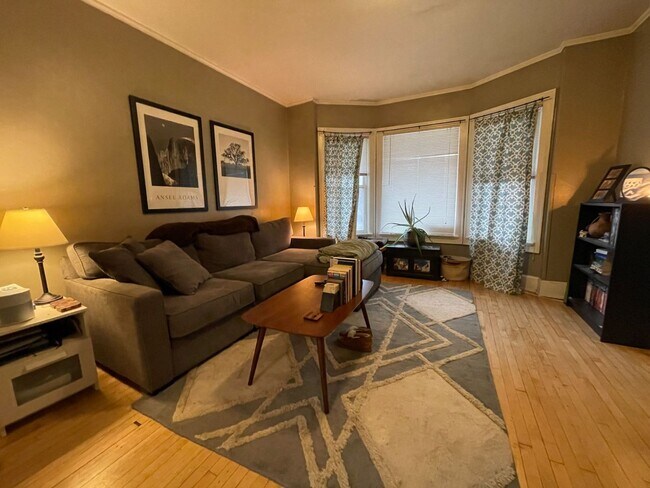 Foto del edificio - Bright & Spacious 2 Bedroom Lower Unit wit...