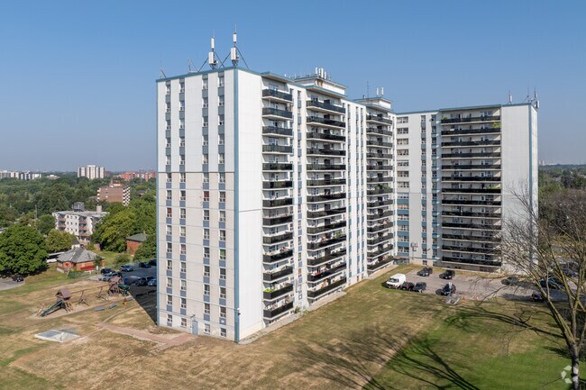 Building Photo - 1577 Lawrence Avenue West
