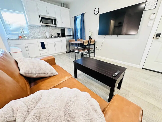 Estudio - 3919 Monroe Ave