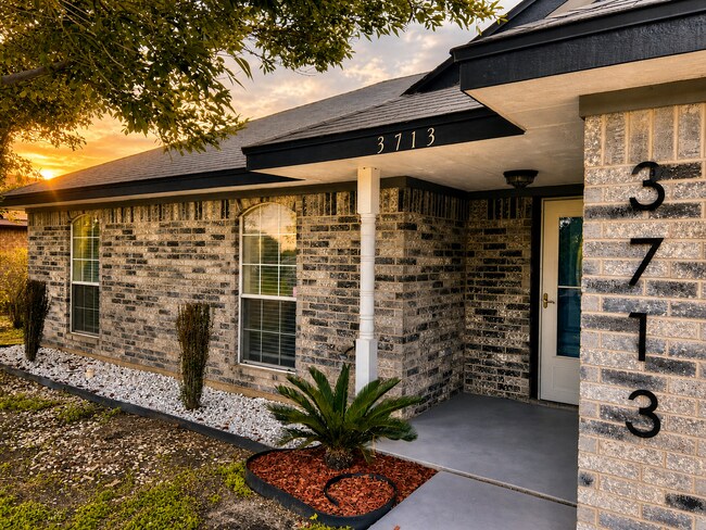 Foto del edificio - AVAILABLE MAY 18; APPLY ON OUR WEBSITE TODAY!!