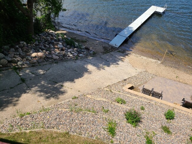 Foto del edificio - 28656 W Lake Dr