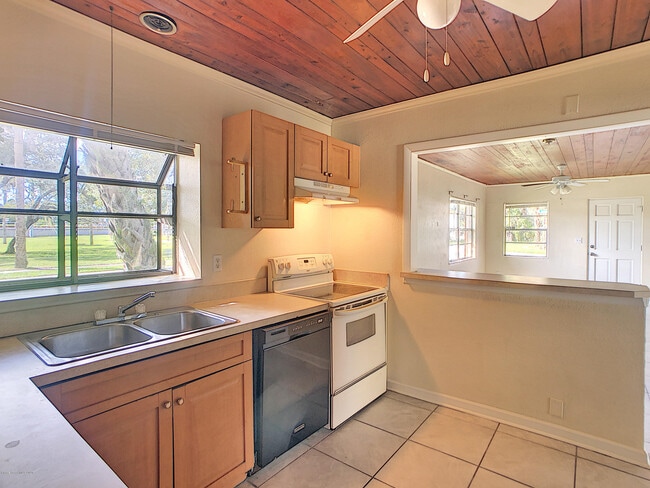 Foto del edificio - 319 Lucerne Dr