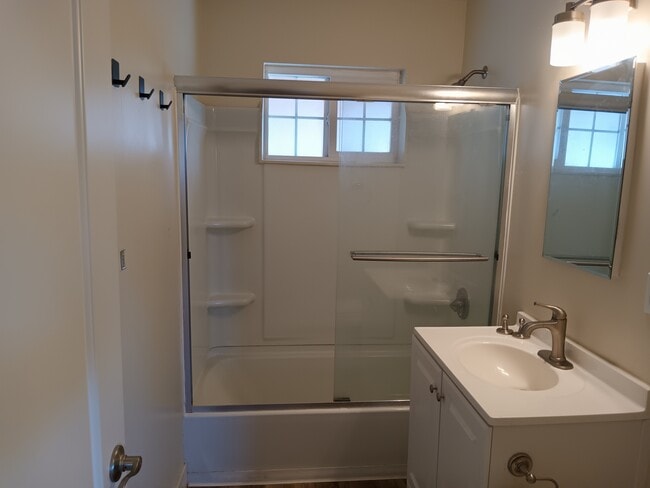 #4 Bath - 48 Lester Ave