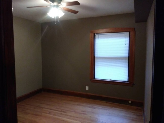 Foto del edificio - 1421 N Leclaire Ave