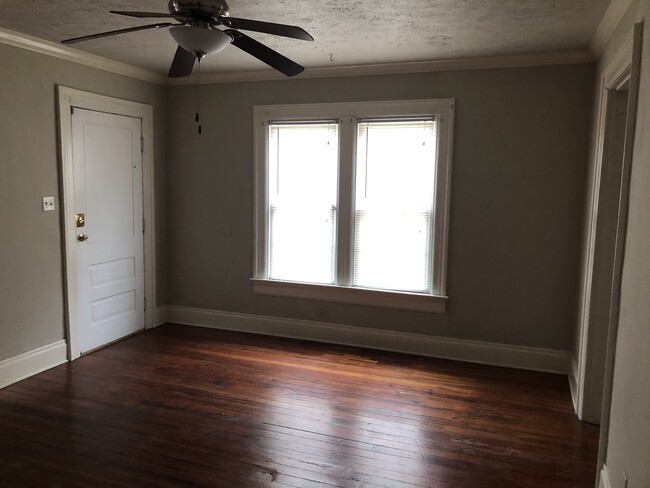Foto del edificio - 3111 E 5th St
