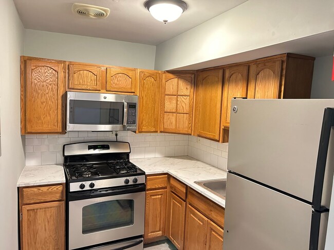 Building Photo - 1 Bedroom, 1 Bath Apt - Recently Renovated