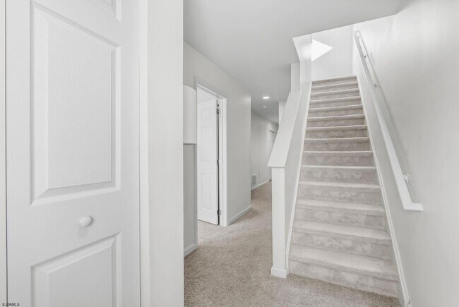 Foto del edificio - 413 W Beach Ave