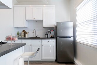 Building Photo - Cozy & Contemporary Studio in Koreatown