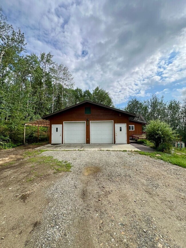 Foto del edificio - 4-Bedroom Home in Fairbanks | Fenced Yard,...