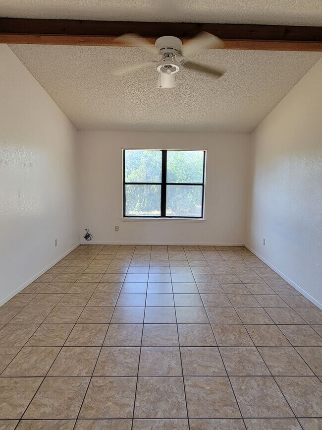 Building Photo - Spacious 3 Bedroom Available NOW!