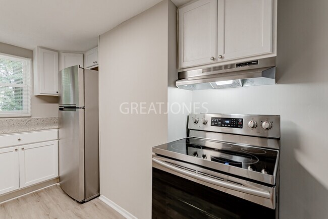 Building Photo - NOW OFFERING 1-MONTH FREE OFF FIRST FULL M...