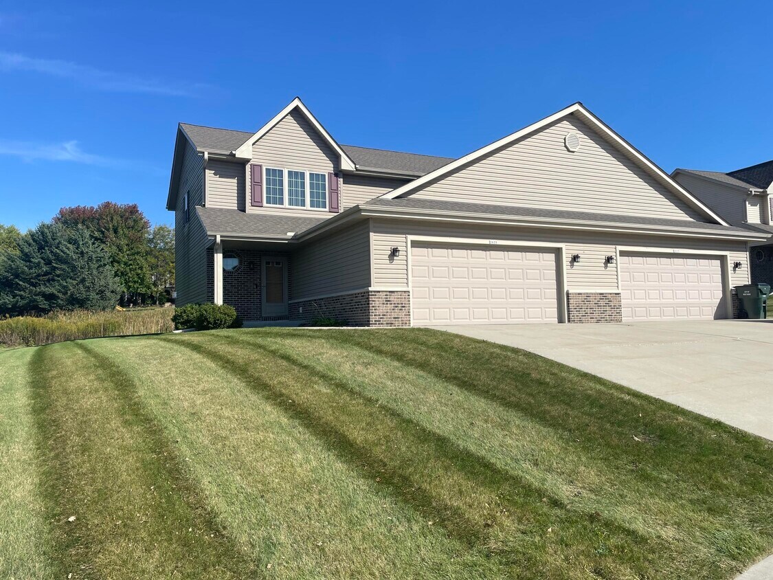 Foto principal - 2635 Parkfield Dr