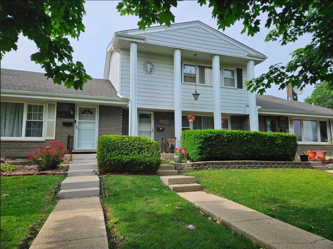 Foto principal - 7108 W Niles Ave