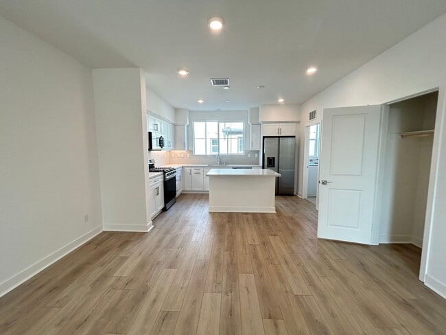 Foto del edificio - Gorgeous, 3 level townhome, featuring 2 car garage central Air, and in Unit laundry.