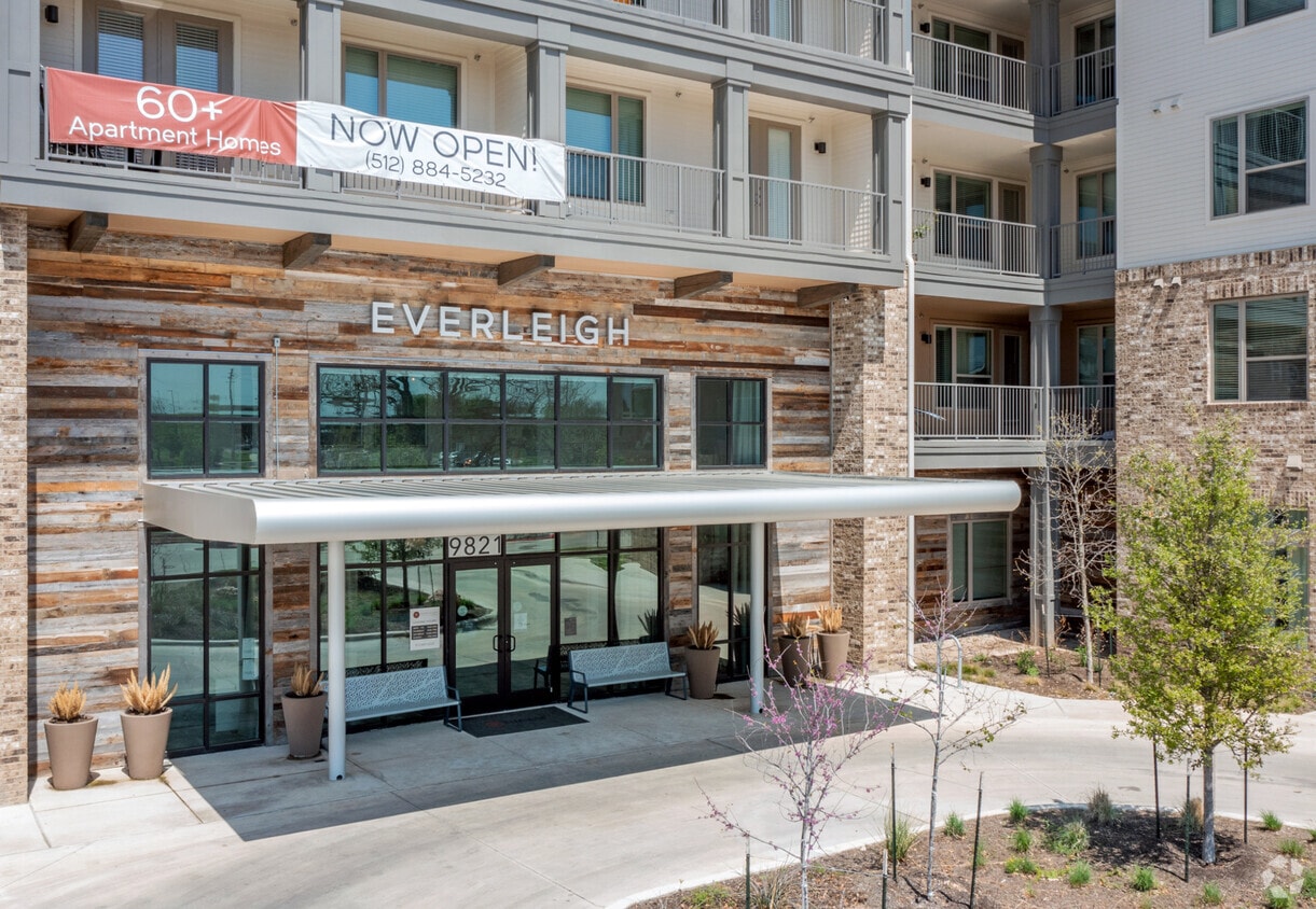 Foto principal - Everleigh Lakeline 60+ Active Adult Apartment Homes